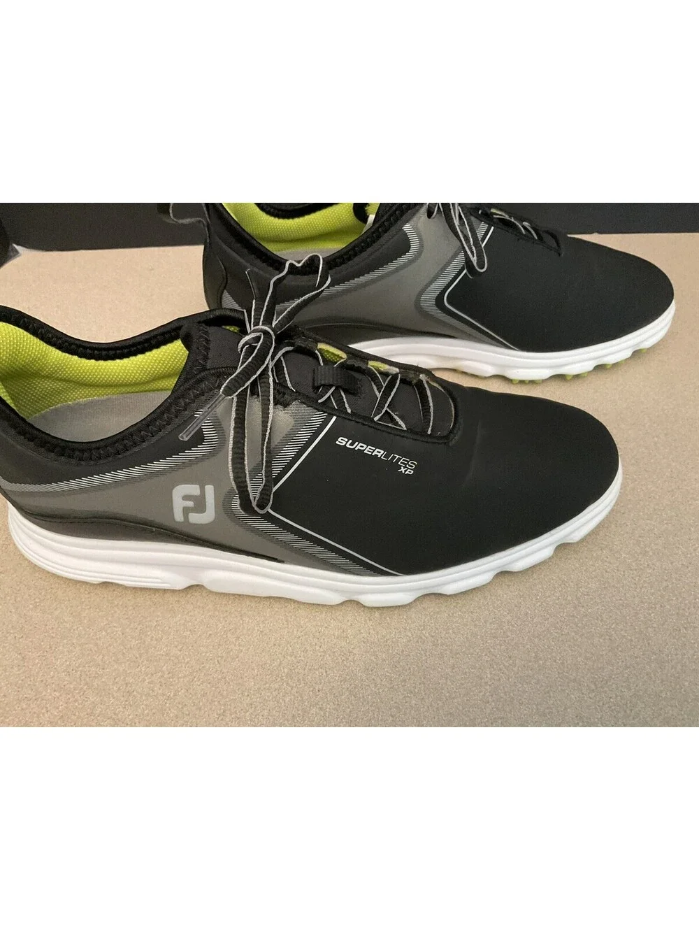 Mens FootJoy SuperLites XP Spikeless Golf Shoes. Size 9 Wide. Great Condition!!!